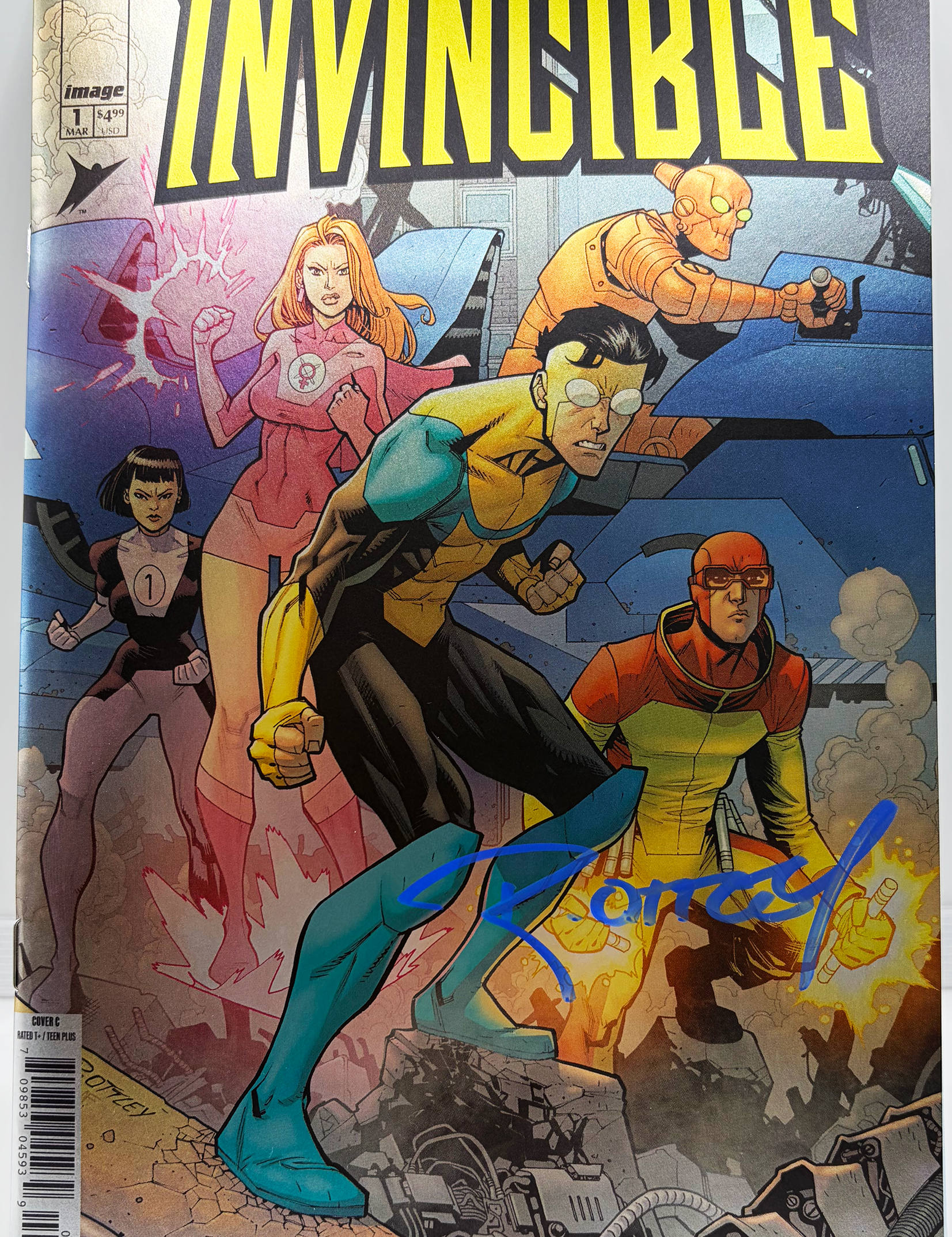 Invincible_1_FCS_C_Ottley.png